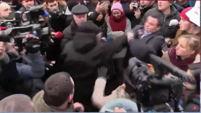 Очільника поліції Київщини вдарили на мітингу в Києві (відео)