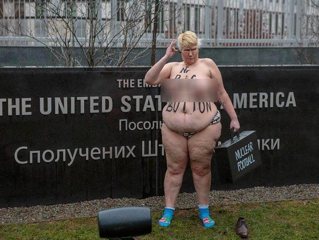Активістка Femen в образі Трампа оголилася під посольством США