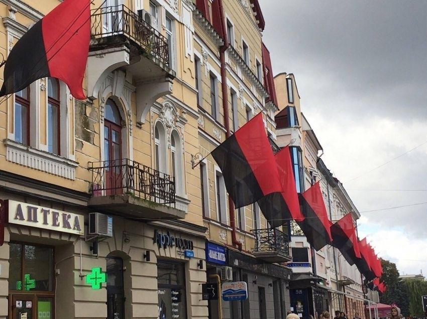 У Тернополі вивішуватимуть червоно-чорні прапори у відповідь Польщі