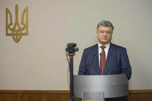 З роздягненими журналістками, але без нових фактів: як Порошенко свідчив у справі Януковича
