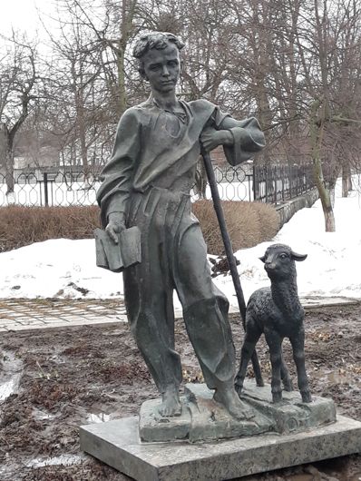 У Шевченковому відновили понівечену скульптуру Кобзаря з ягнятком