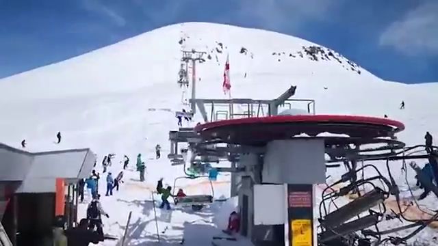 На гірськолижному курорті в Грузії зламаний підйомник травмував людей (відео)