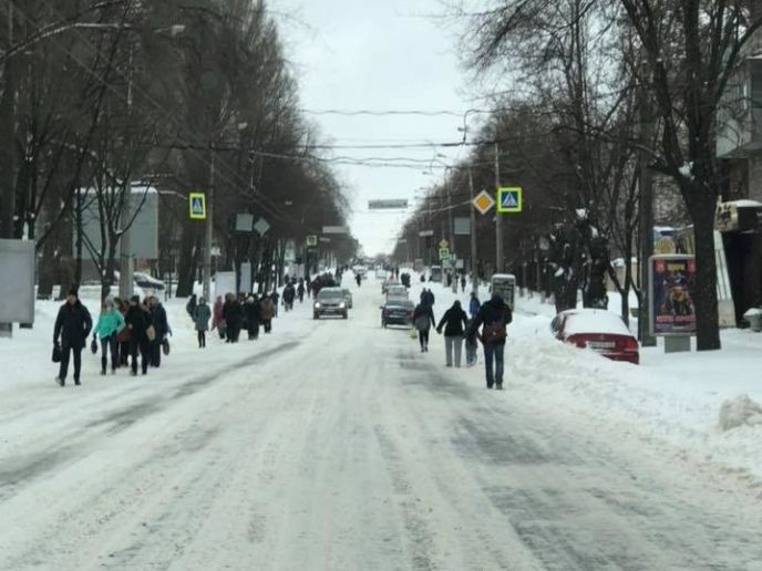 У Дніпрі випала двомісячна норма опадів: люди йдуть по дорозі через замети (фото)