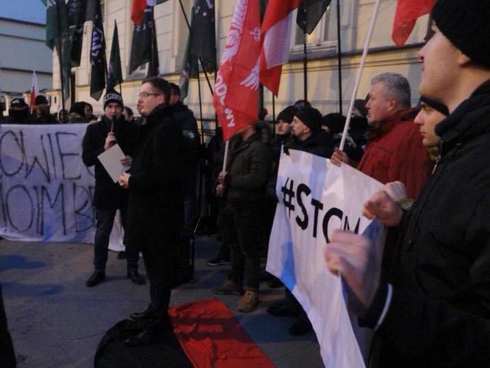 Депутат парламенту Польщі потоптався по прапору УПА