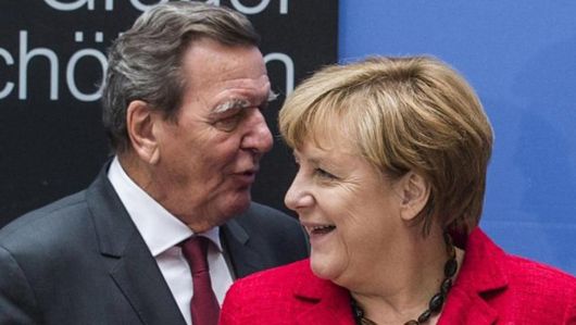 Два канцлери під одним газом: Меркель відмовилася запровадити санкції проти Шредера