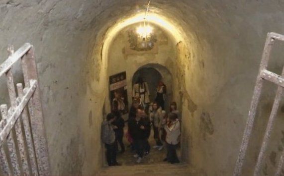 У Тернополі пустили туристів у катакомби під Старим замком