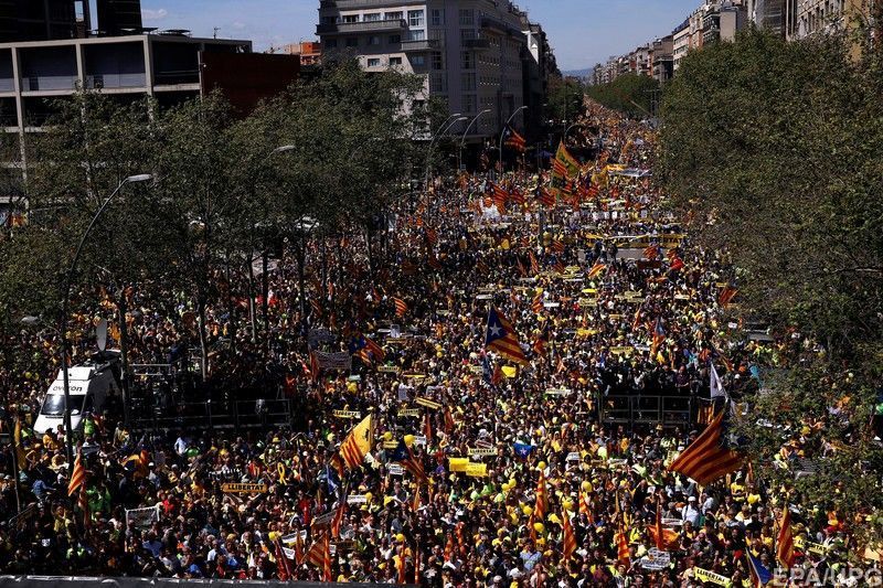 У Барселоні 350 тисяч осіб вимагали звільнення з-під арешту лідерів сепаратистів
