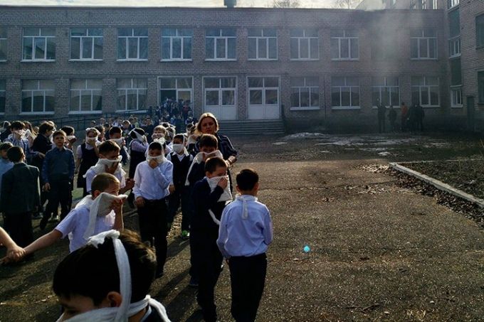 У російській Башкирії учень напав з ножем на однолітків і підпалив школу