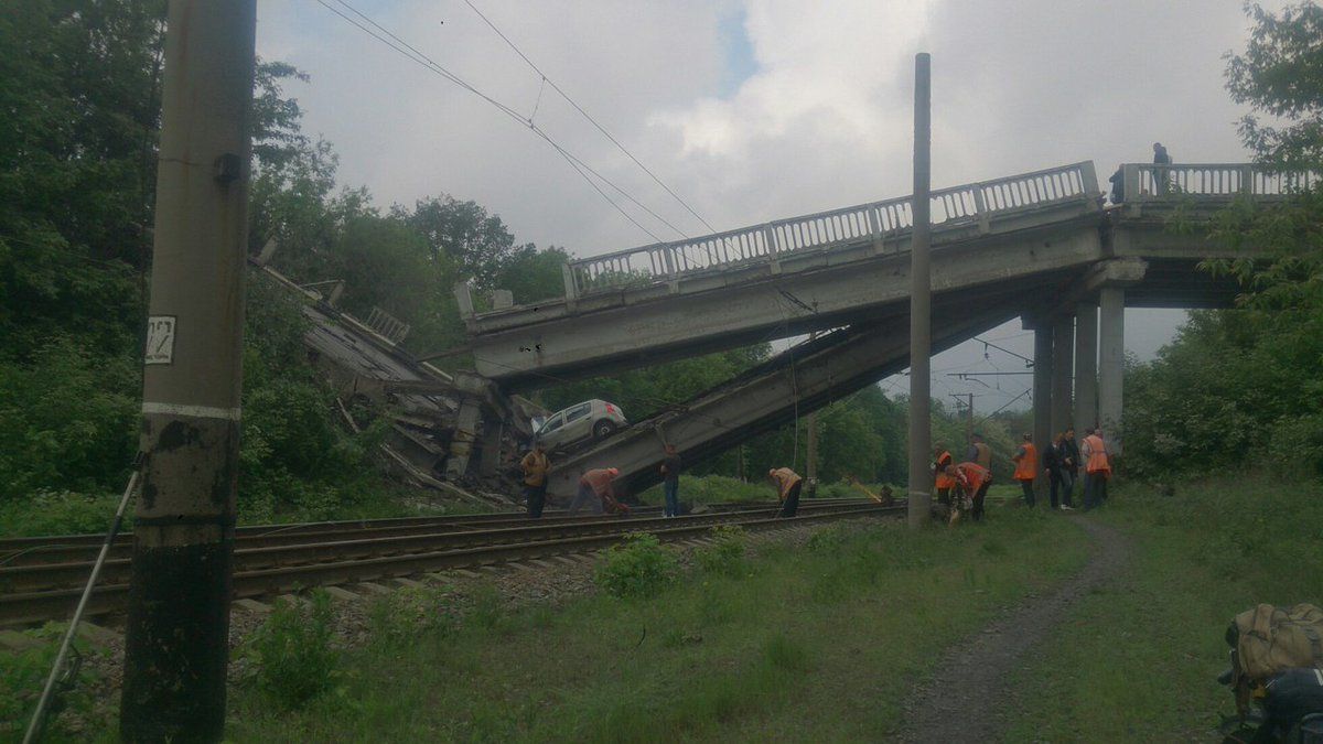 Між окупованими Луганськом та Хрустальним обвалився міст на залізничне полотно (фото)