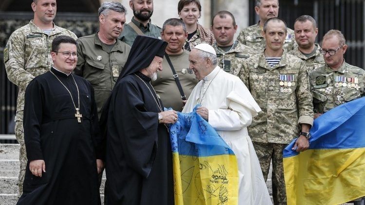 Папа Римський зустрівся з українськими вояками у Ватикані (фото)