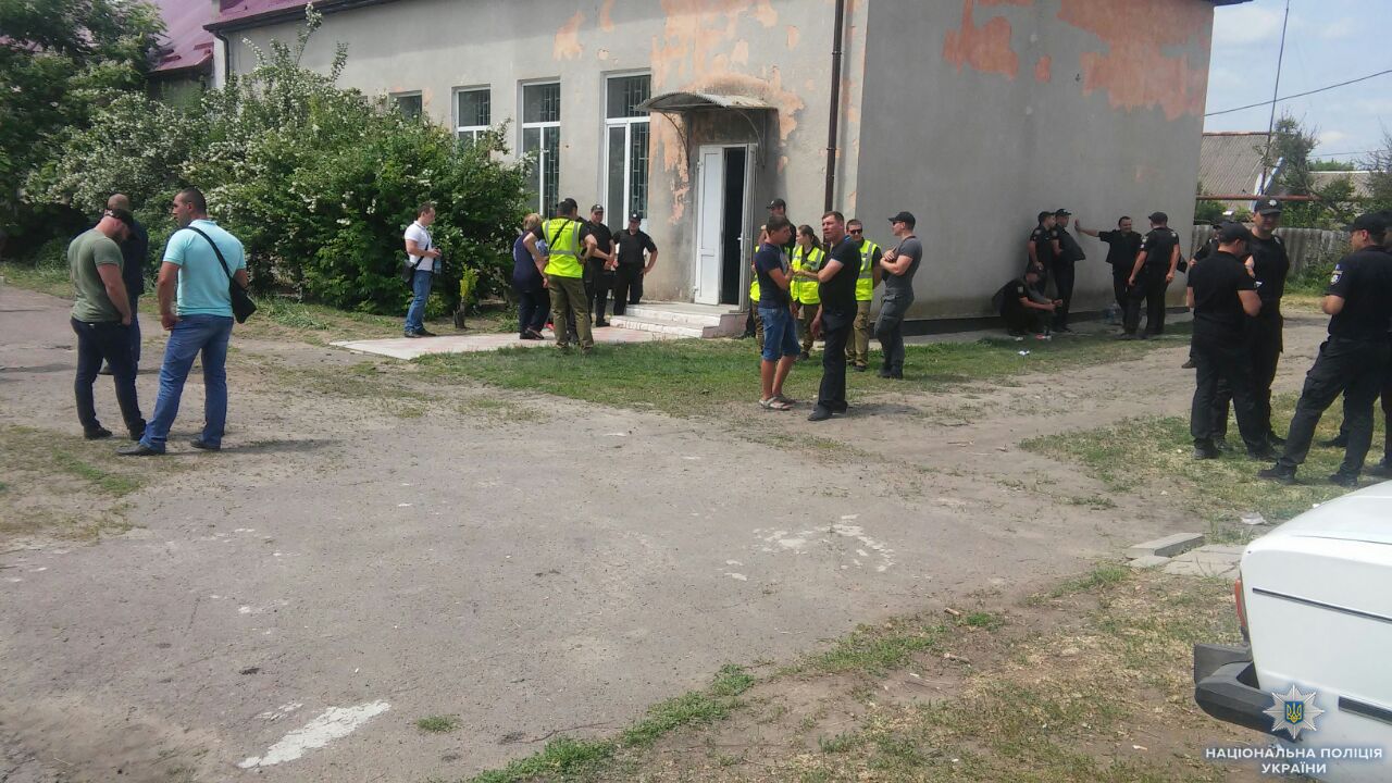 На Одещині під час виборів в територіальні громади шукали вибухівку та стріляли