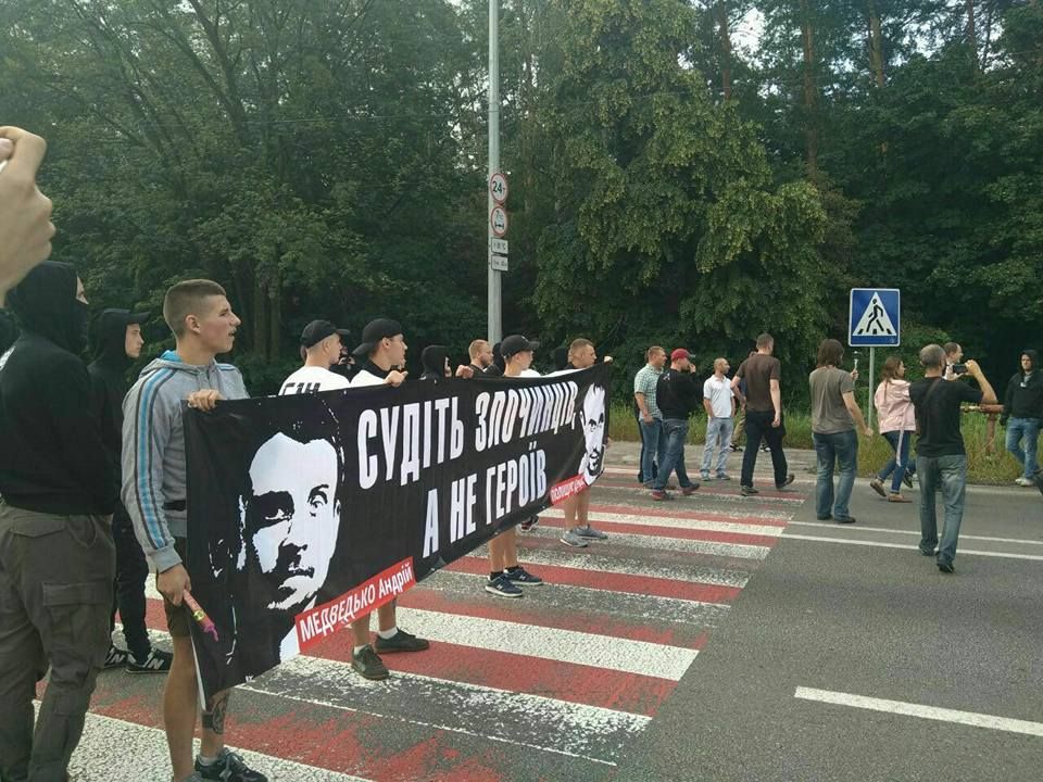 Авто Юрія Луценко заблокували через вбивство Бузини
