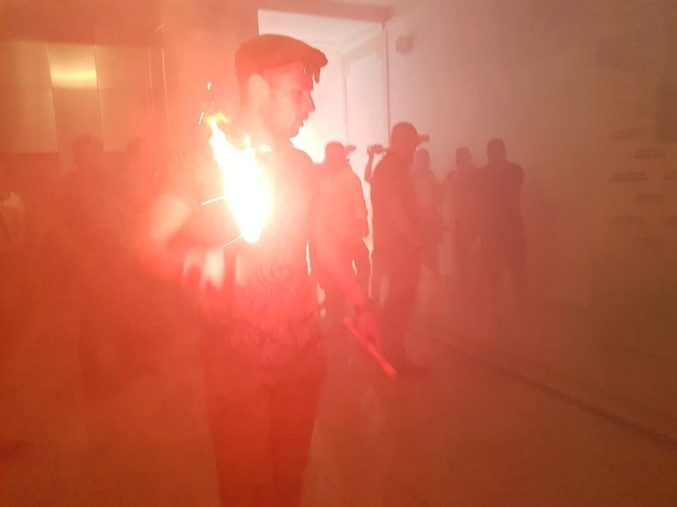 У міськраді Харкова влаштували погром з бійкою, газом і димовухами (фото, відео)