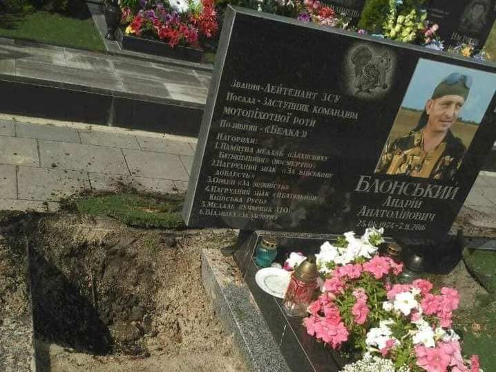 У Бучі пропонують $100 винагороди зі інформацію про осквернителя могили ветерана АТО