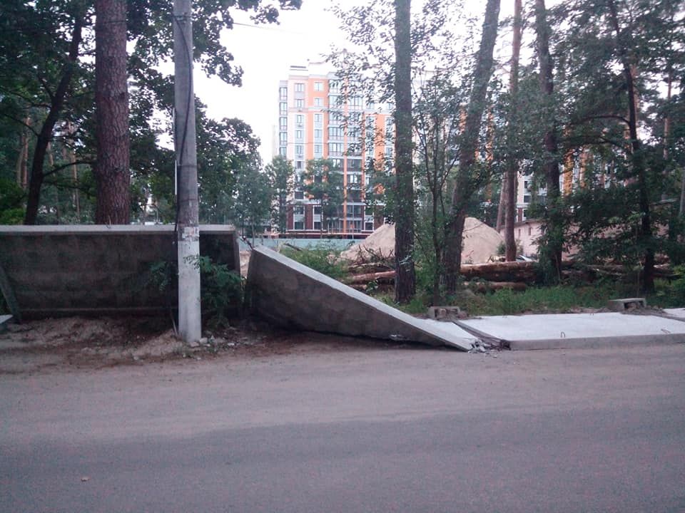 В Ірпені завалили бетонний паркан незаконного будівництва на землях поліції