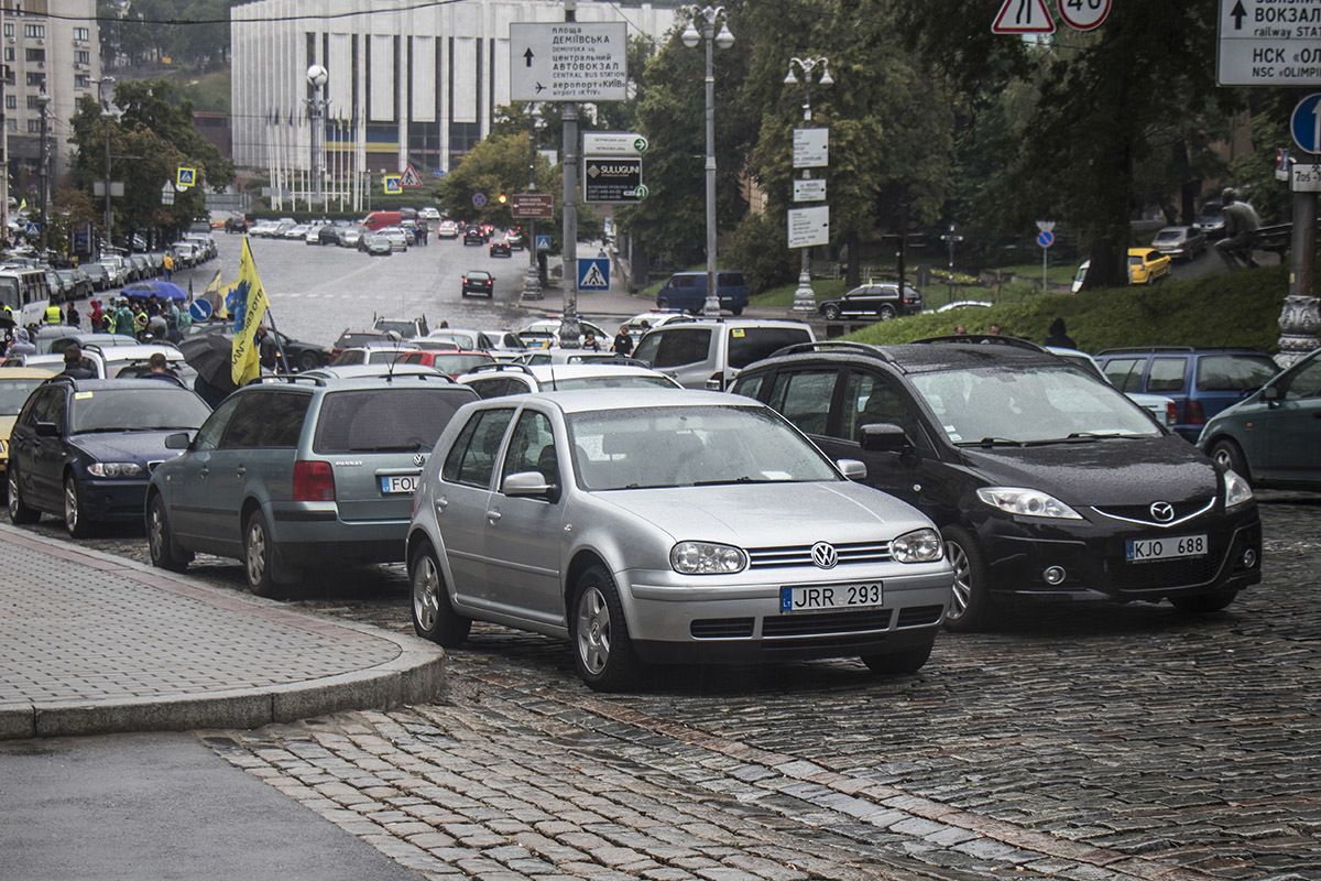 Власники авто на єврономерах під шансон бунтують біля Ради та Кабміну (оновлено, фото, відео)