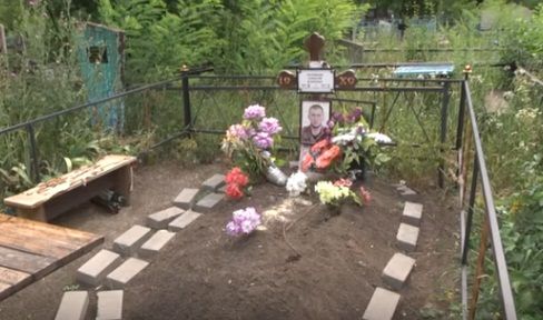 На кладовищах Донецька і Макіївки розлючені місцеві розгромили могили окупантів (фото)