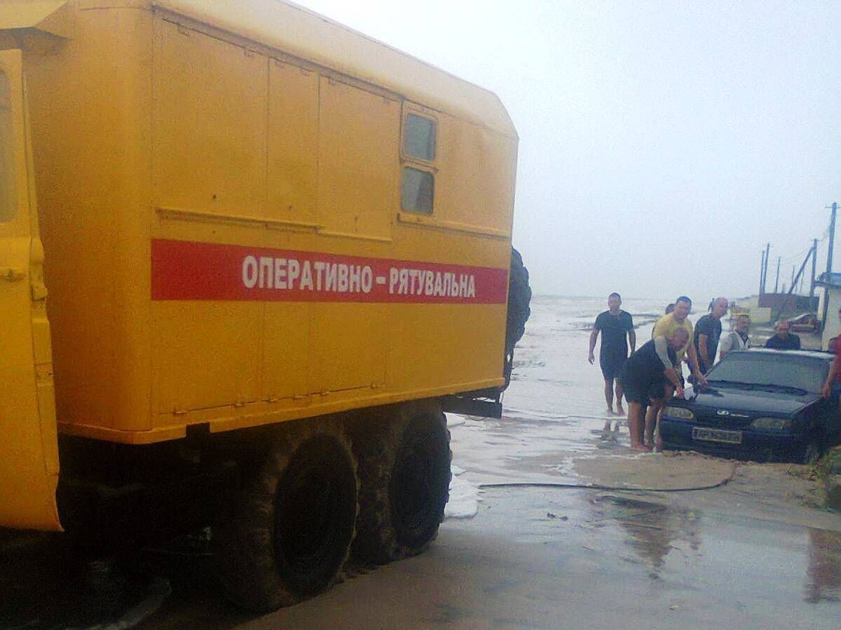 На Обитічній косі біля Азовського моря довелося рятувати 86 людей та 36 автівок через шторм
