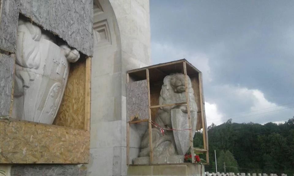 На Личаківському цвинтарі поляки пошкодили щити на статуях польського військового меморіалу