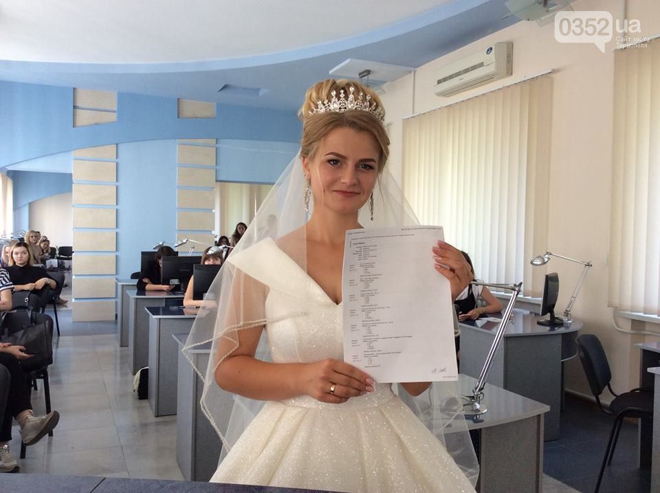 У Тернополі дівчина прийшла вступати до університету у весільній сукні (фото)