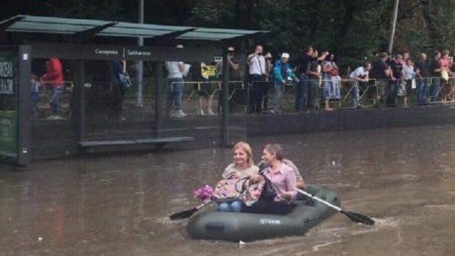 Львів вийшов з берегів: після зливи вода досягала вікон, а вулицями пливли човни (фото, відео)