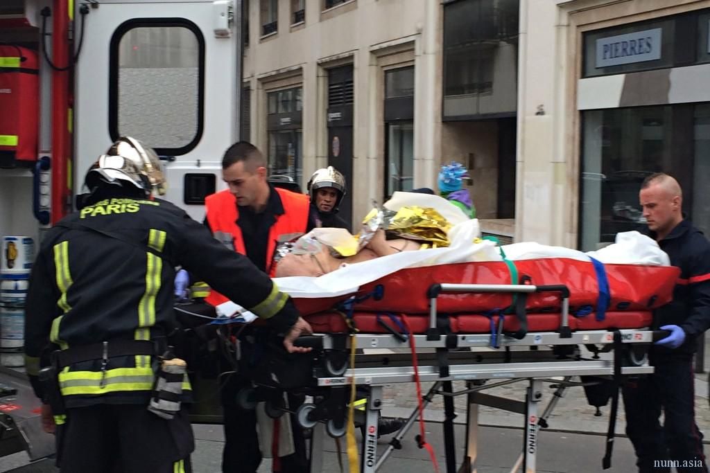 Поблизу Парижа нападник з криками «Аллах акбар» зарізав двох людей