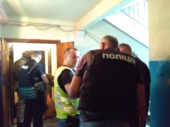 У Києві озброєний чоловік захопив у заручники 4 своїх дітей