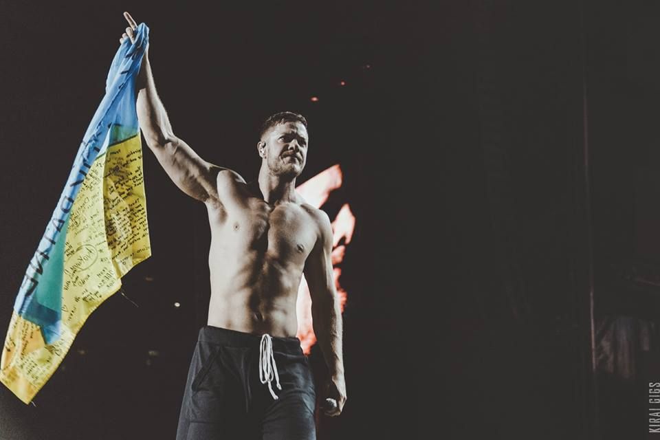 Imagine Dragons запально заспівали в Києві під прапором України (фото, відео)