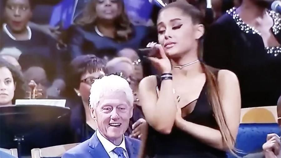 Білла Клінтона висміяли за розкуте споглядання співачки Аріани Гранде (фото, відео)