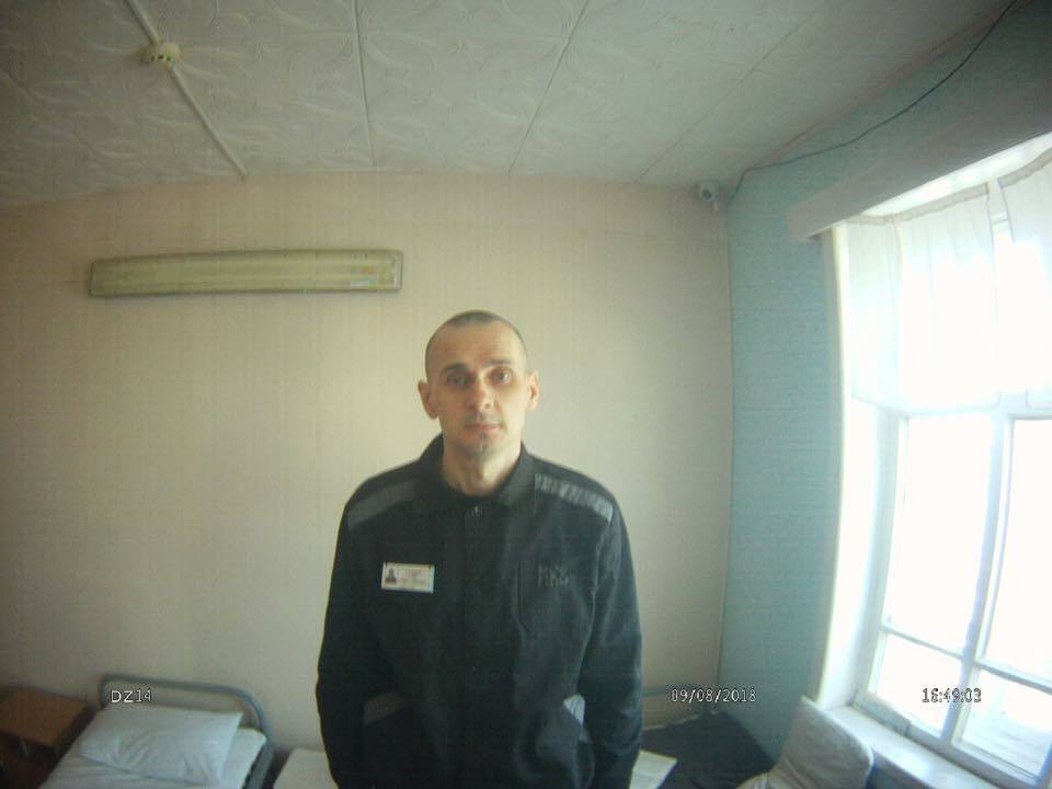 Олег Сенцов написав листа правозахисникам: просить не хвилюватися і не робити «неправильних рухів»