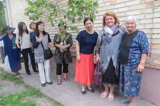 До матері героя-чорнобильця Володимира Правика Наталії приїхали волонтери з Японії