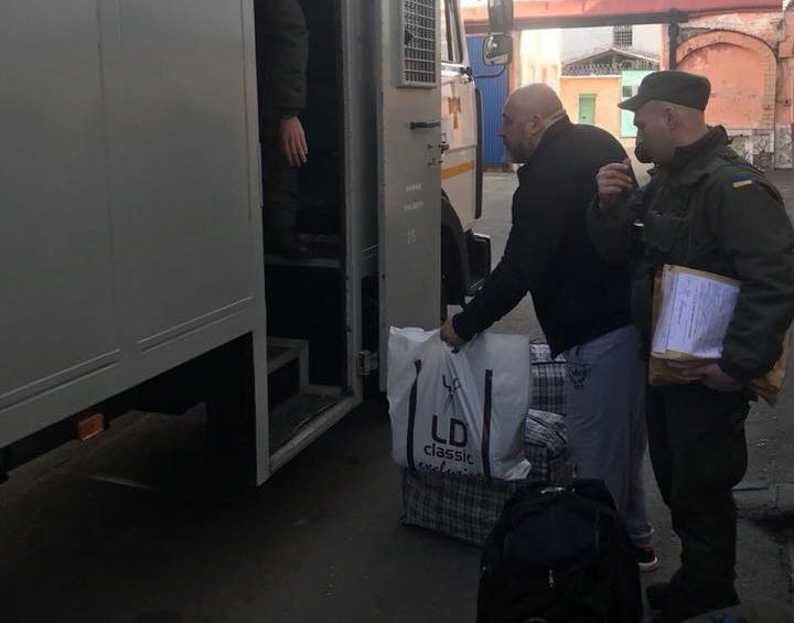 Ватажок тітушок Юрій Крисін з торбами відправився в колонію на Донеччині (фото)