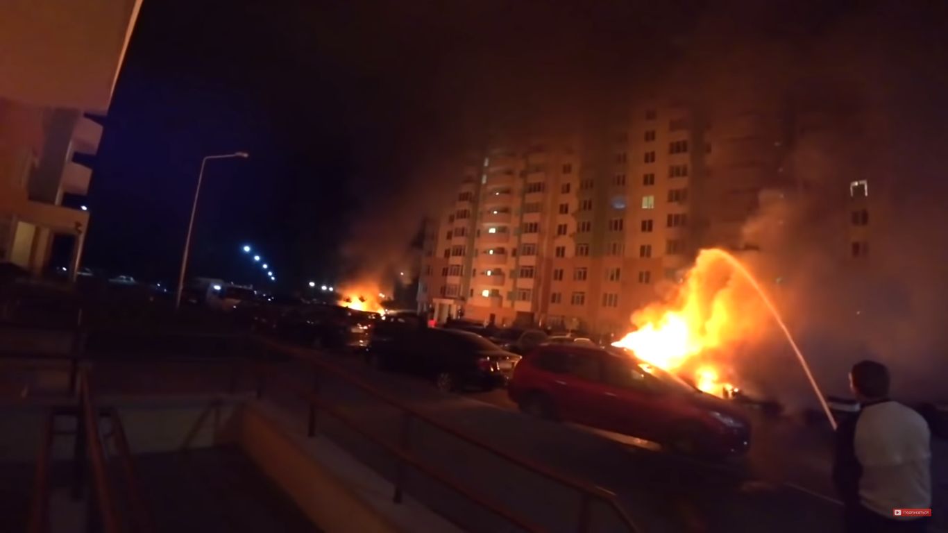 У Коцюбинському під Києвом співробітниці селищної ради спалили дві машини (відео)
