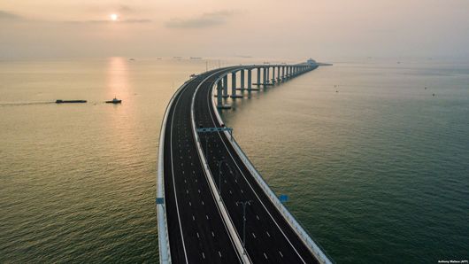 Гонконг з’єднали із материком найдовшим морським мостом у світі