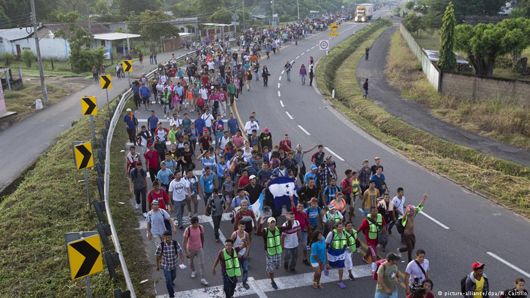 До кордону США з Мексикою наближаються тисячі мігрантів: Пентагон підтягує військових