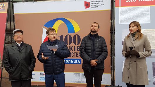 «Сто років сусідства»: на Хрещатику відкрилася виставка на тему відносин України та Польщі