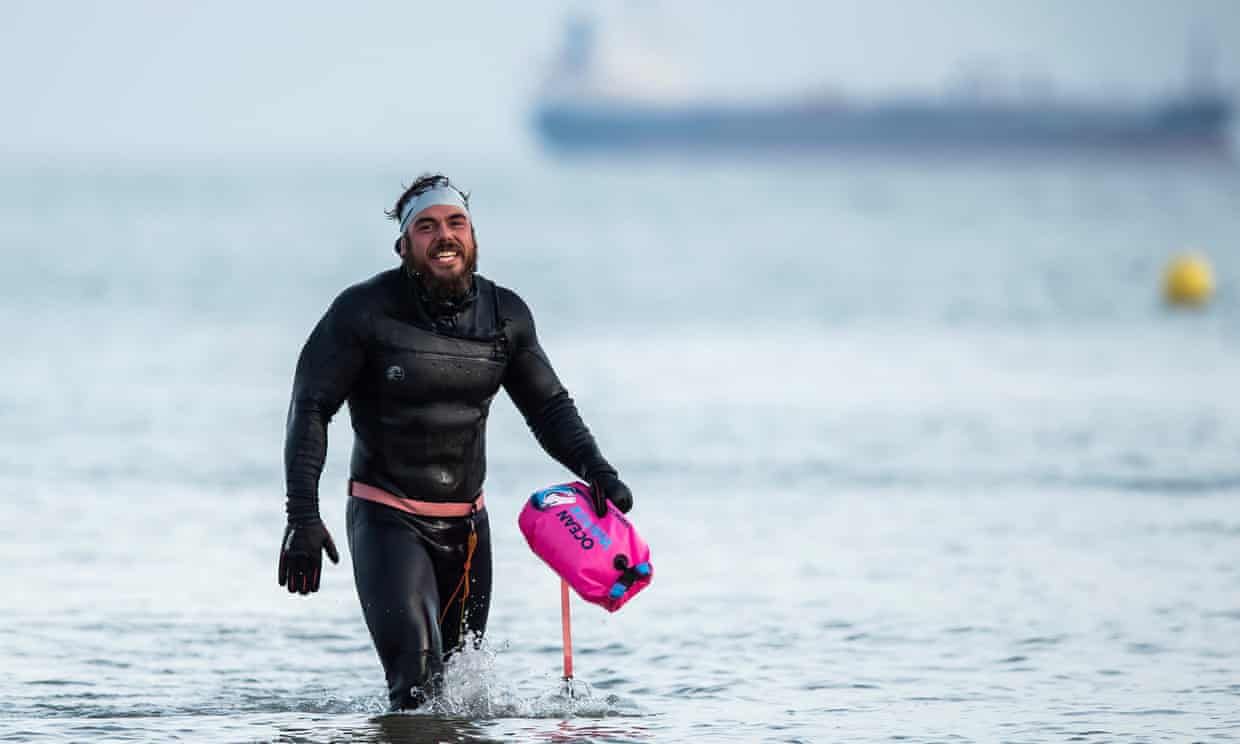 Рекорд: фітнес-тренер 5 місяців плив навколо Британії - від солоної води в нього розчинився язик