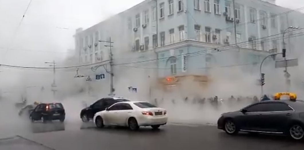 У центрі Києва через аварію тепломережі на вулицю виливався окріп (відео)
