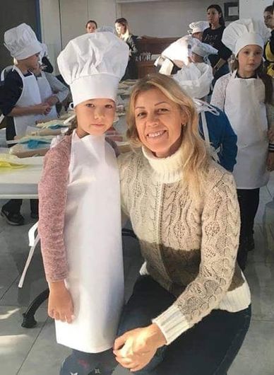 Принцеса на кухні: 6-річна Саша Цибульська готує, бо мама любить