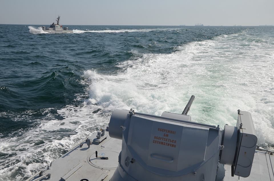 Прикордонний корабель Росії протаранив українське військове судно біля Маріуполя