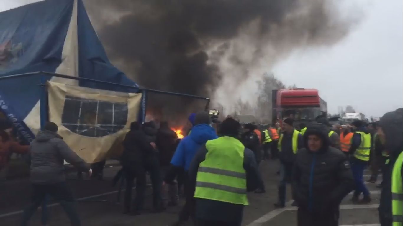 Через мітинг «євробляхарів» на кордоні з Польщею сталася масова бійка: палають шини (фото, відео)