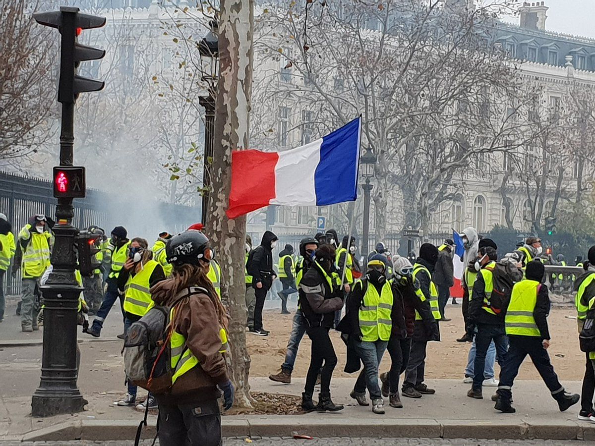«Паливні протести» в Парижі: поліція застосувала водомети і сльозогінний газ, 60 затриманих