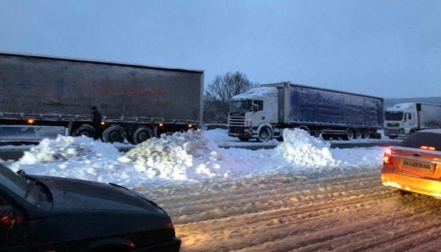 На Полтавщині розчистили дороги від снігових заторів (відео)