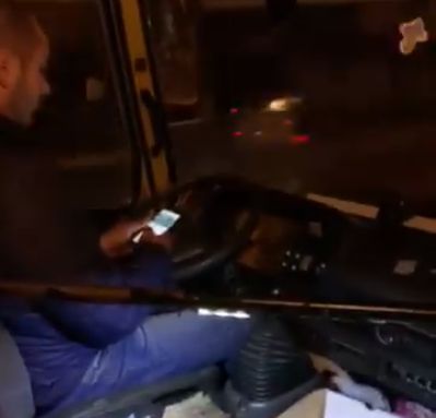 У Чернівцях водій маршрутки під час руху читав новини в телефоні (відео)