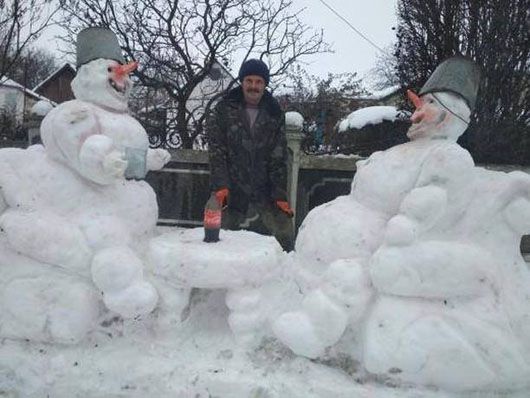 Житель села Шевченкове на Черкащині «поселив» біля двору велетенські снігові скульптури