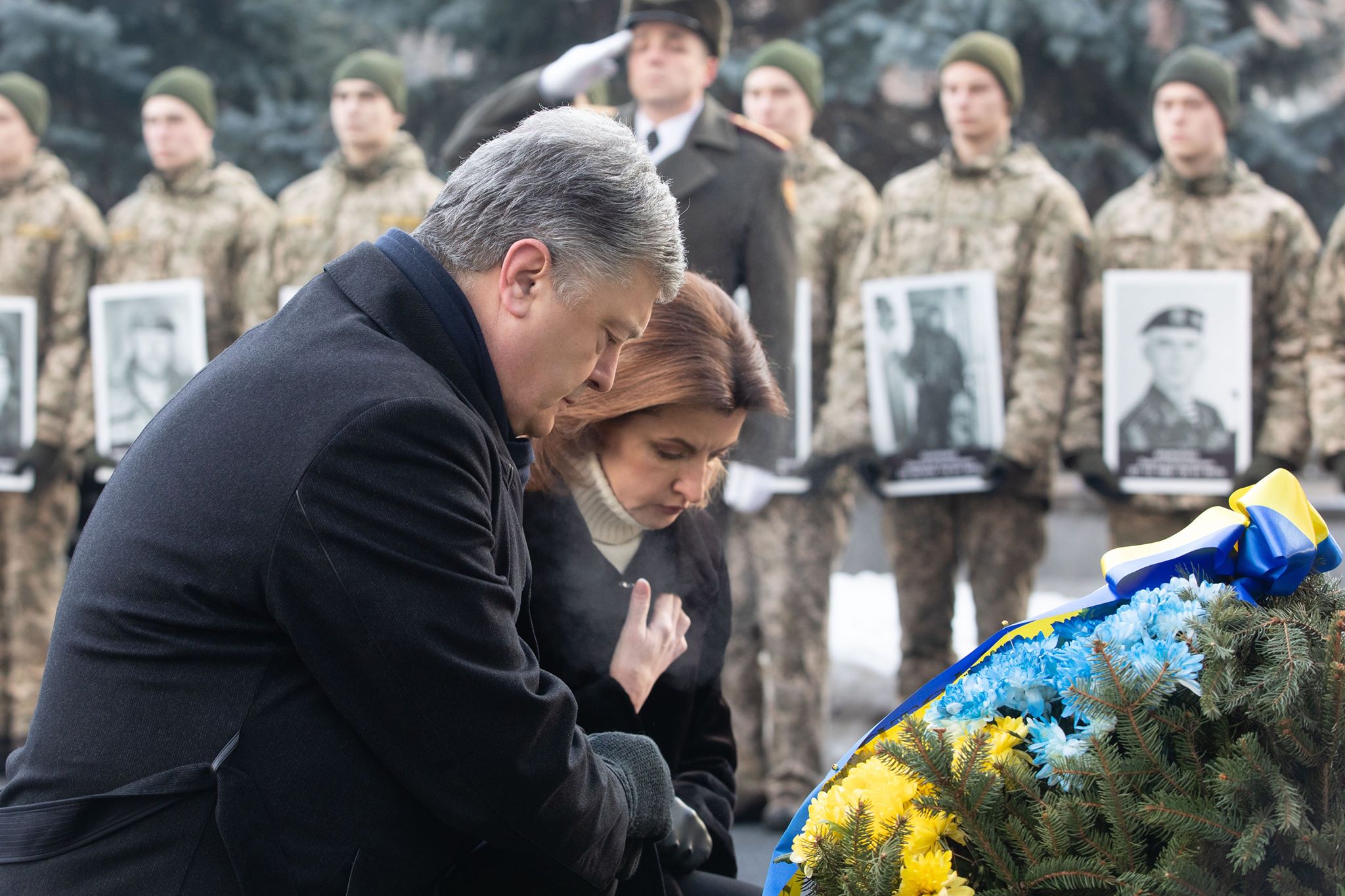 «Відбудуємо аеропорт Донецька»: Порошенко на церемонії вшанування загиблих у ДАПі (фото)
