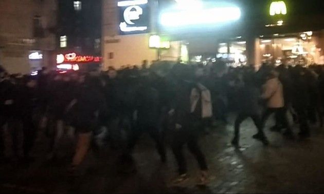 У центрі Києва побилися фанати Динамо і німецького Айнтрахта. Потерпілих немає