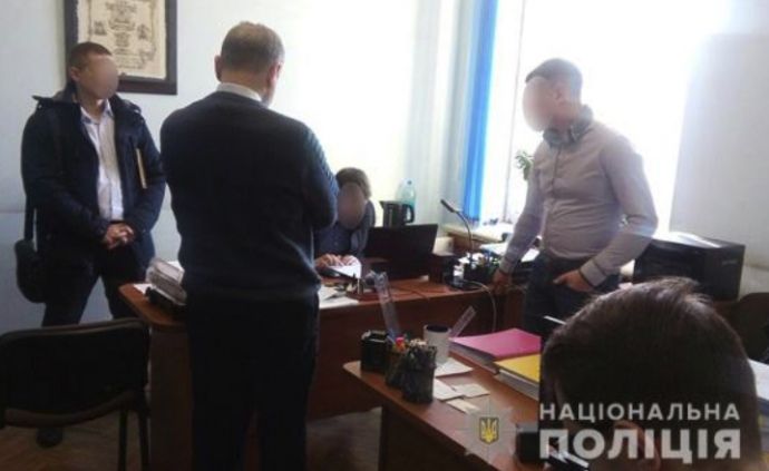 У міськраді Миколаєва йде обшук: посадовців підозрюють у розкраданні бюджету