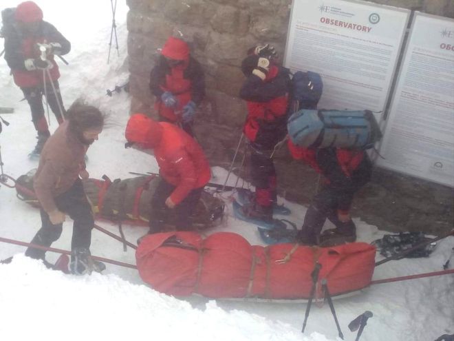 Рятувальники спустили з гори Піп Іван двох постраждалих туристів