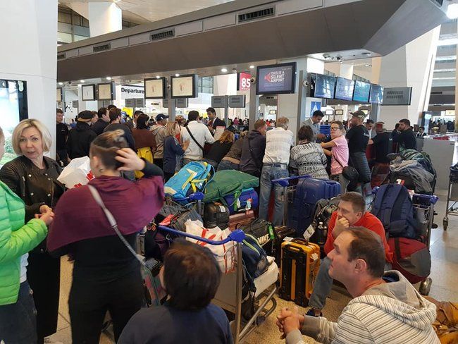 Застряглі в аеропорту Делі українці повернуться 2 березня (фото)